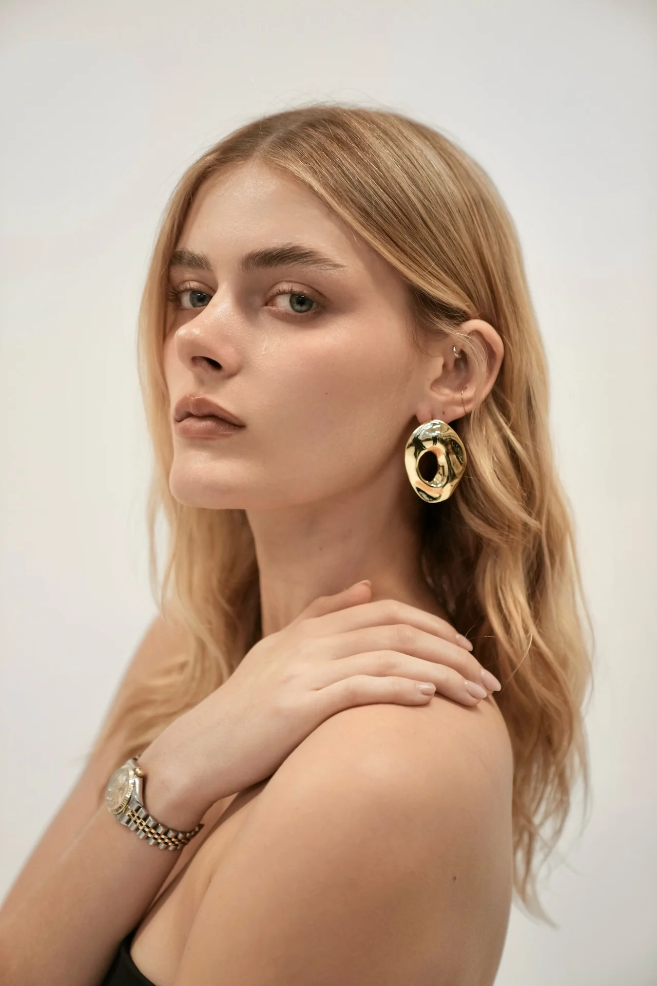 Gold Ripple Hoop Earrings - Image 3
