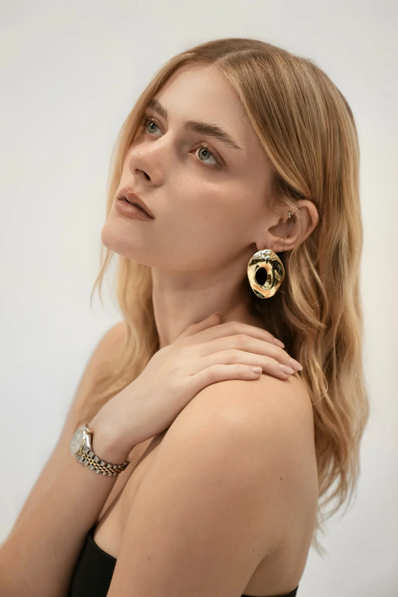 Gold Ripple Hoop Earrings - Image 4